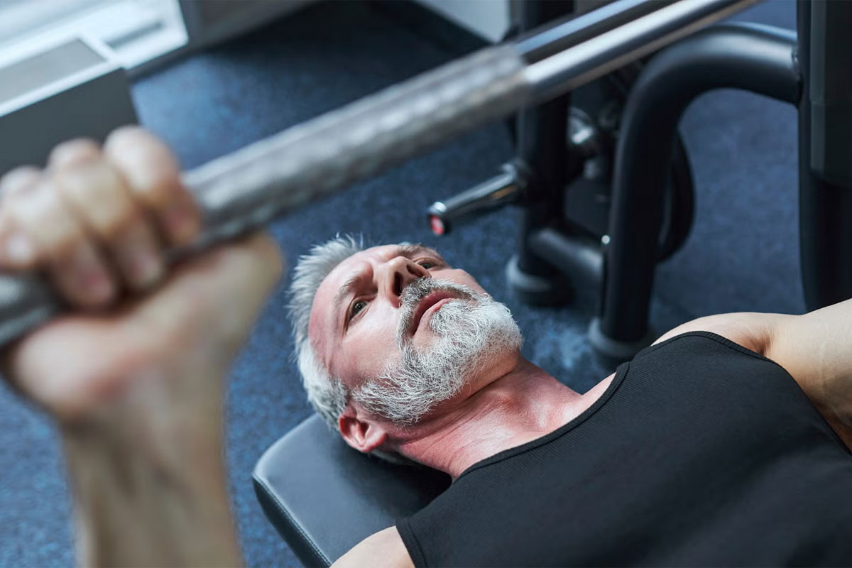 adulto mayor haciendo ejercicio