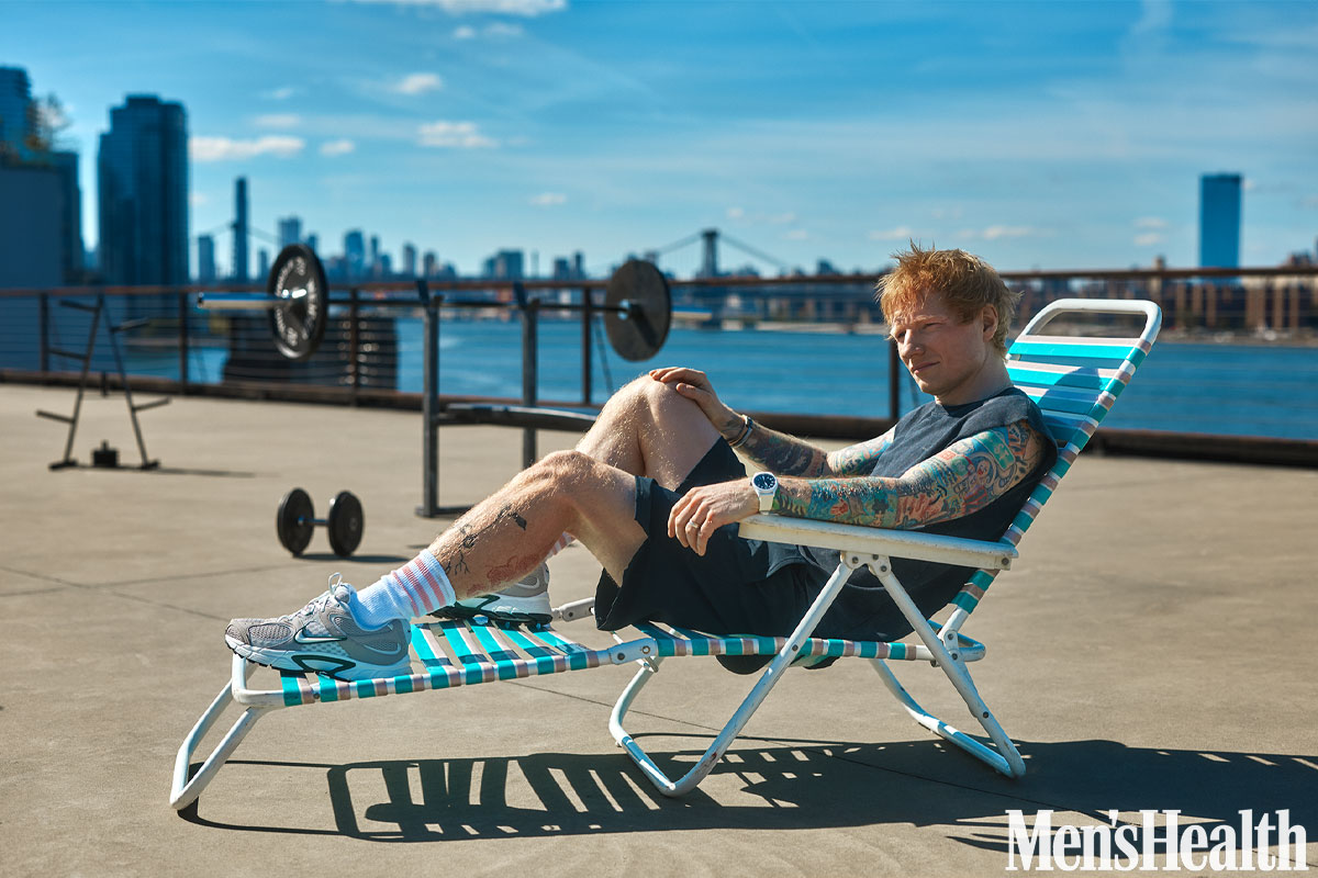 ed sheeran tomando el sol en una silla de playa