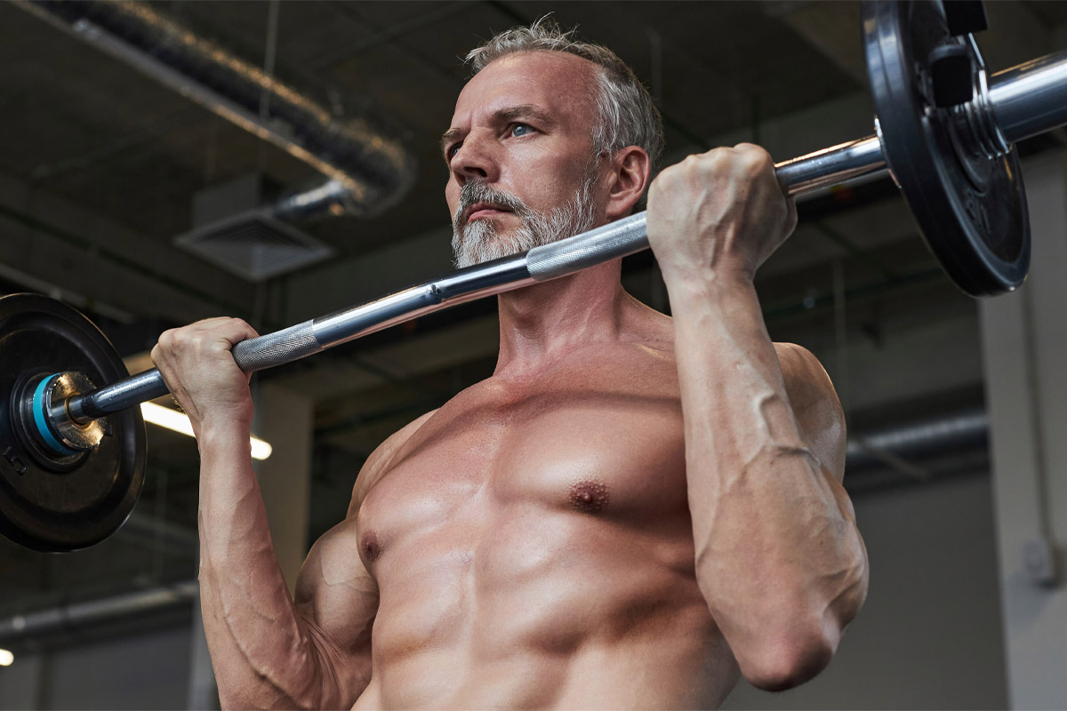 hombre haciendo curl de bíceps