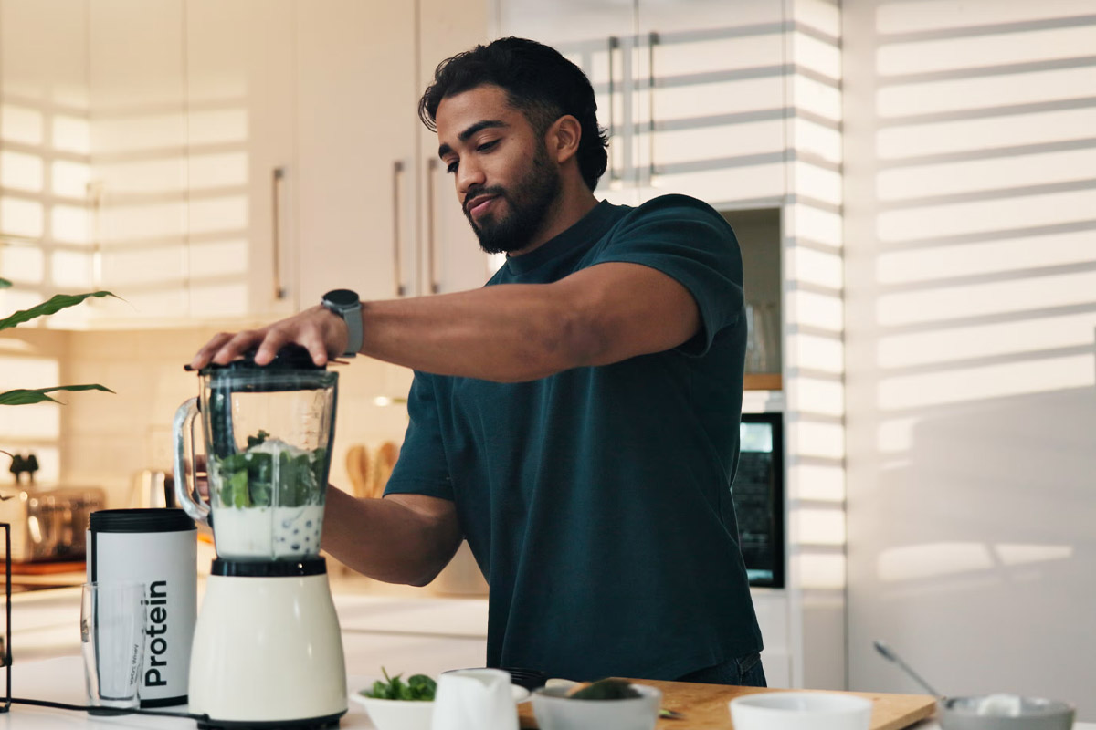 hombre preparando un licuado de proteína