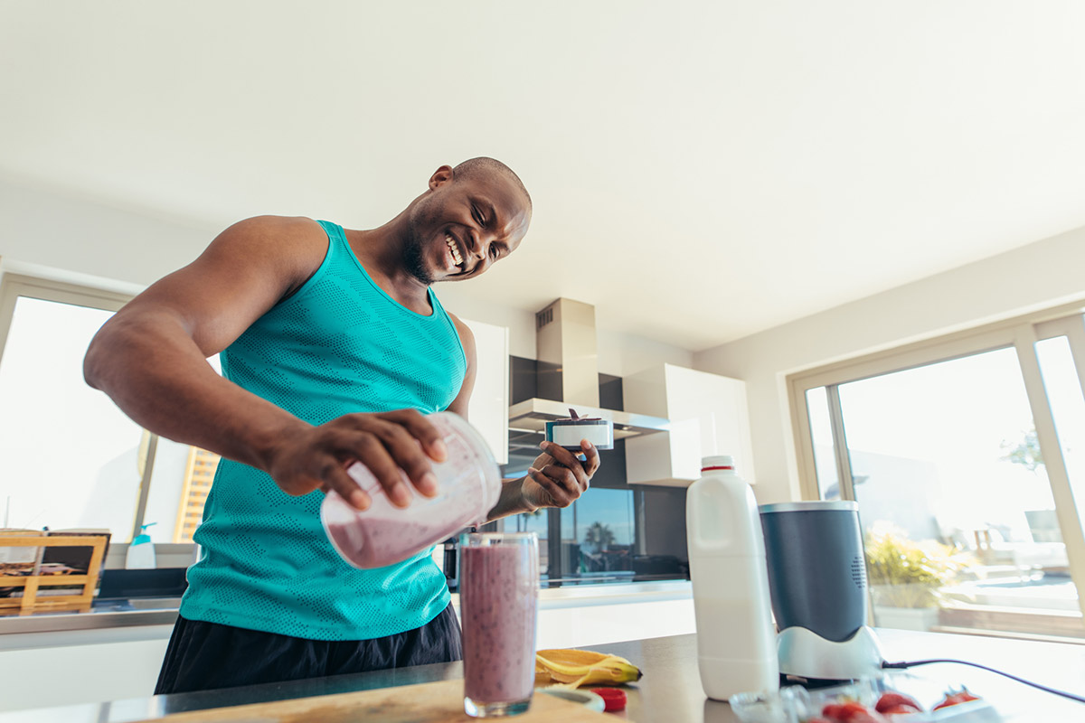 hombre preparando un licuado de proteína