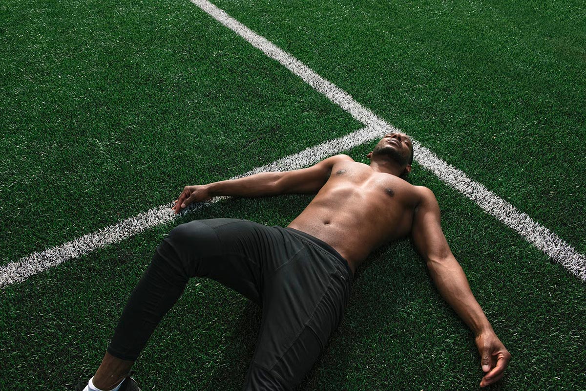 hombre descansando en el piso