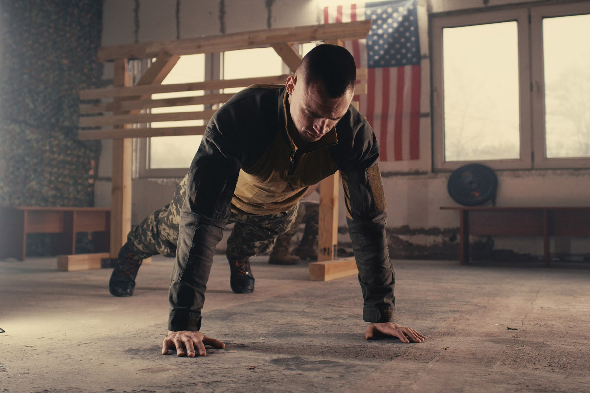 hombre haciendo lagartijas con un chaleco con peso