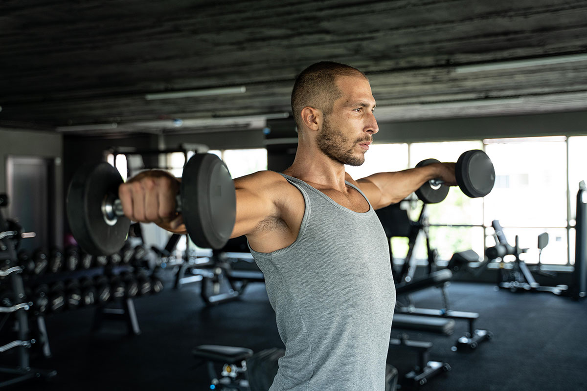 hombre haciendo pesas en el gimnasio