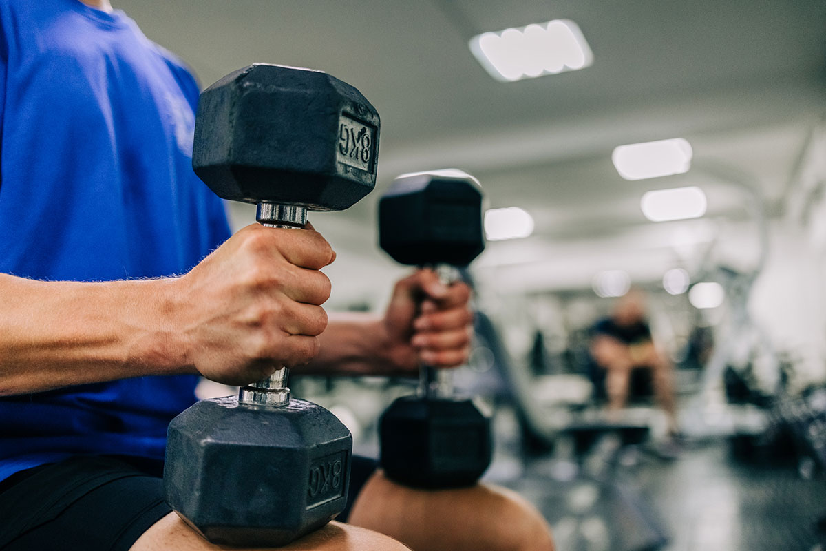hombre entrenando en el gimnasio
