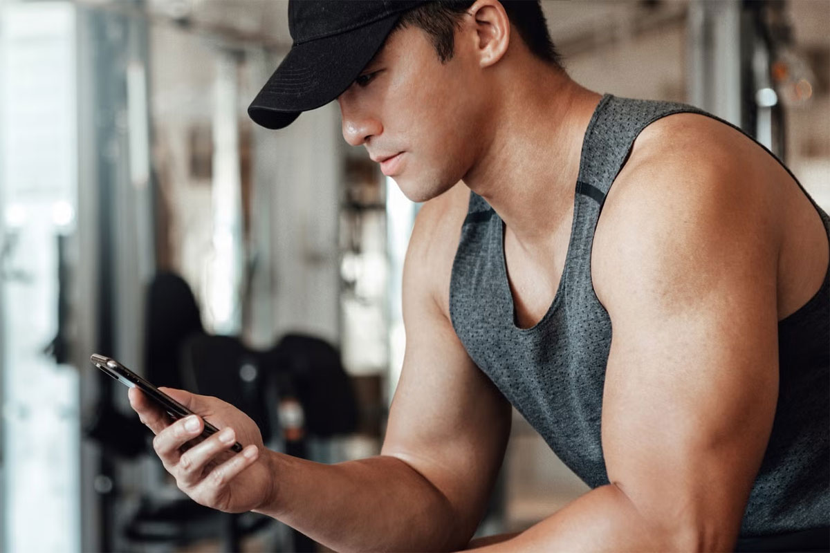 hombre revisando su celular