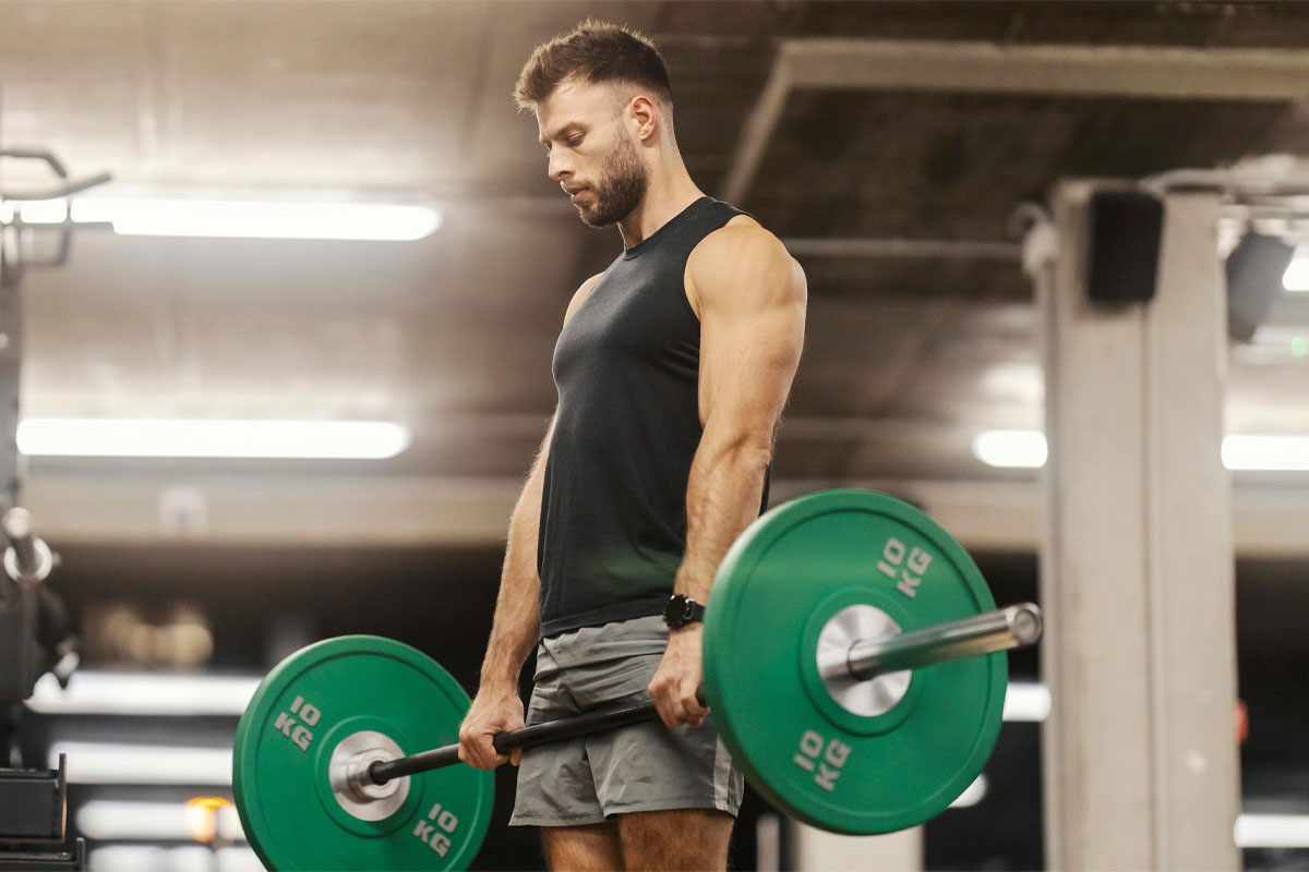 hombre haciendo pesas en el gimnasio