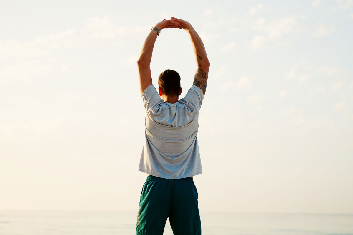 hombre realizando estiramientos para espalda