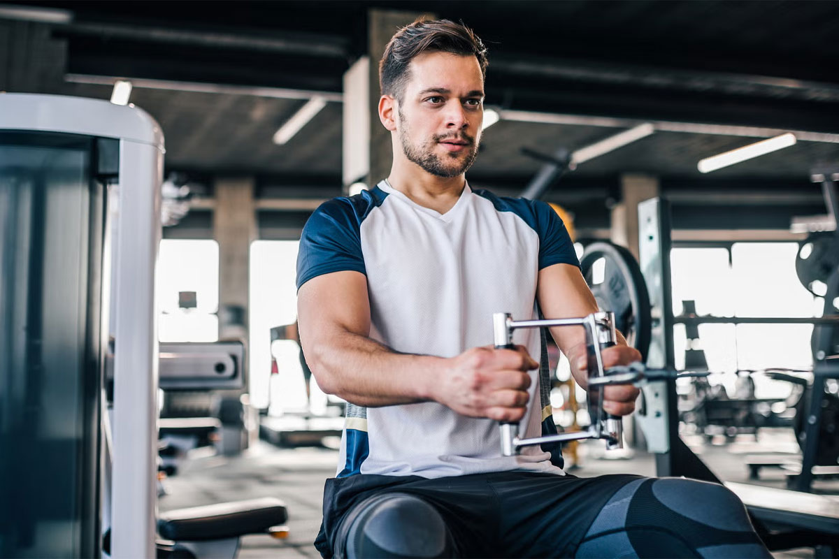 hombre entrenando en el gimnasio