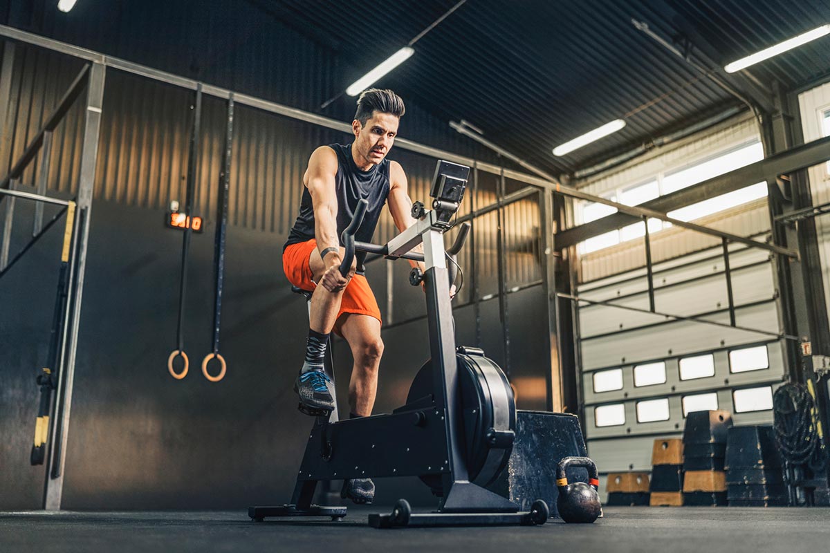 hombre entrenando bicicleta en el gimnasio