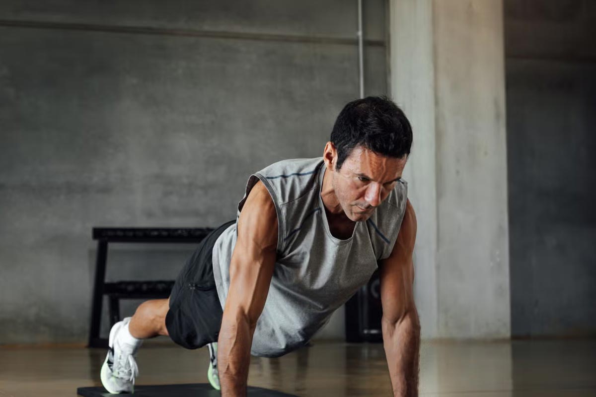hombre haciendo lagartijas