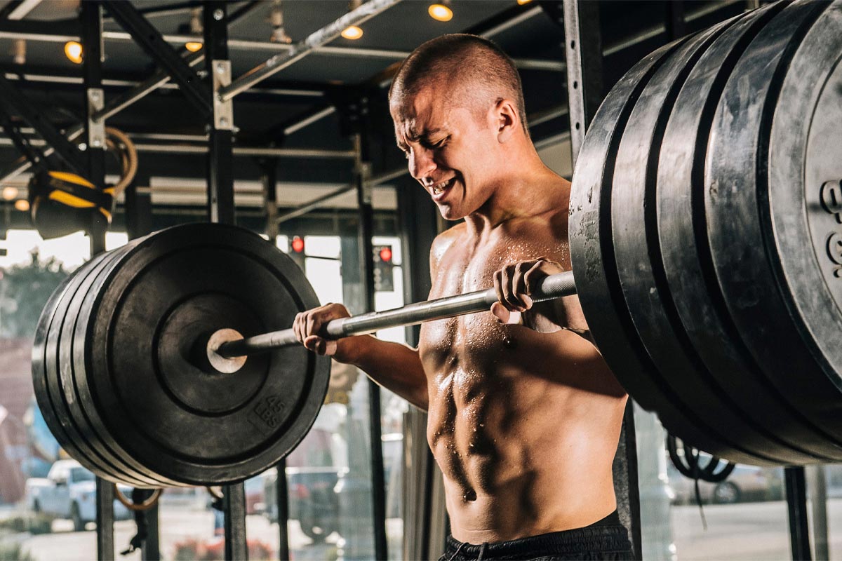 hombre entrenando pesas en el gimnasio
