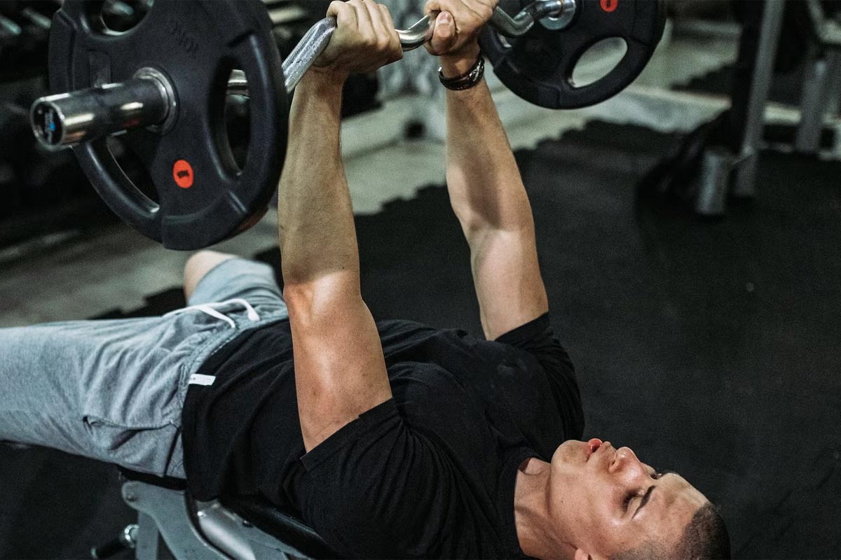 hombre haciendo press california