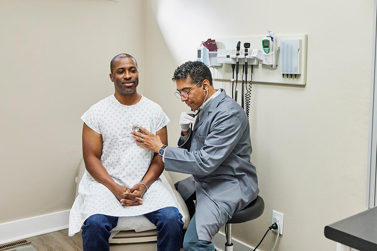 hombre en revisión con su médico