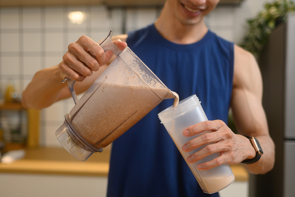 hombre preparando un Smoothie alto en proteína