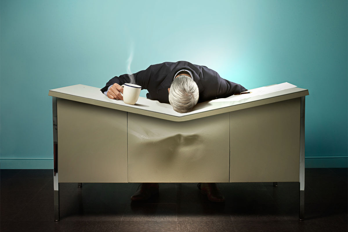 ilustración de hombre cansado sobre el escritorio