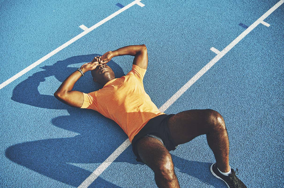 hombre cansado descansando en el piso