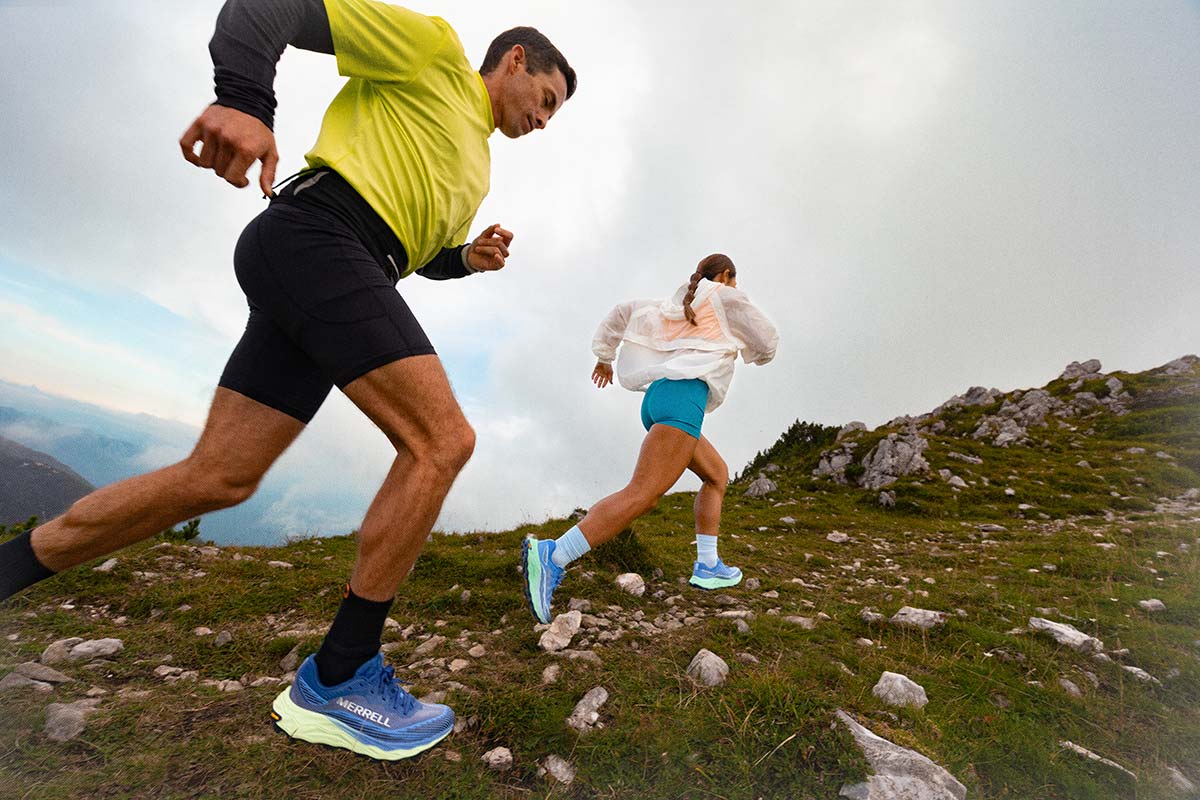 hombre y mujer practicando trail running