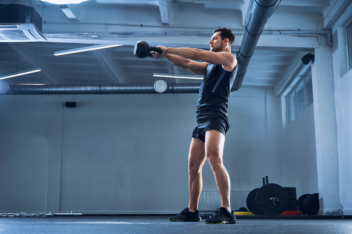 hombre haciendo kettlebell swing