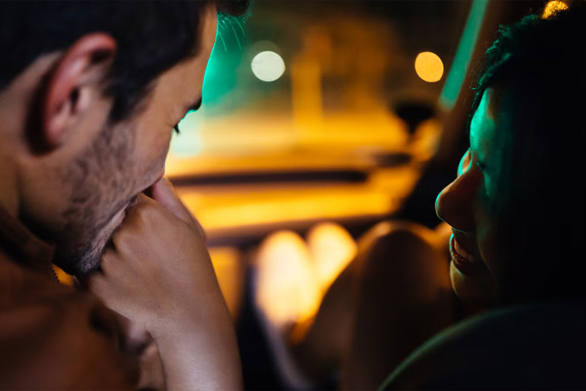 hombre y mujer coqueteando dentro de un auto
