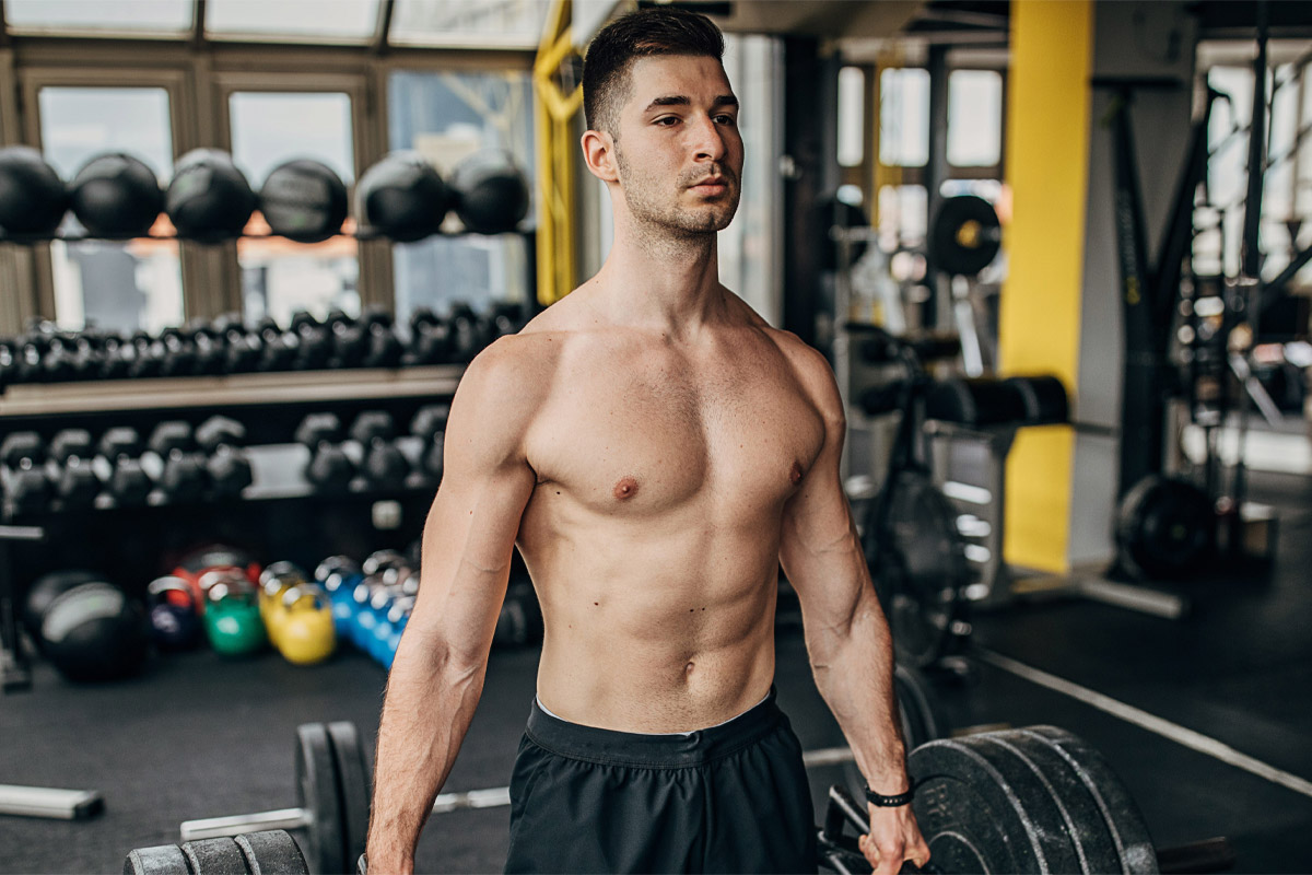 hombre entrenando pesas