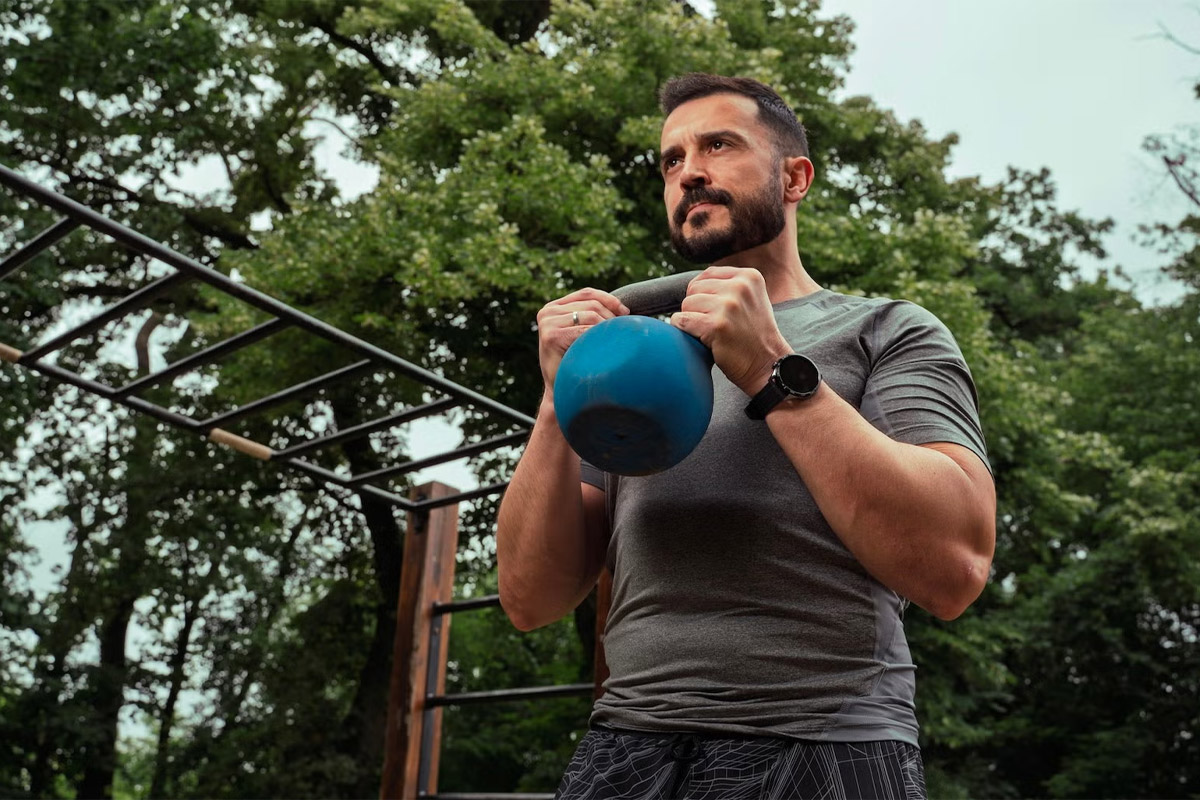 hombre entrenando con pesa rusa