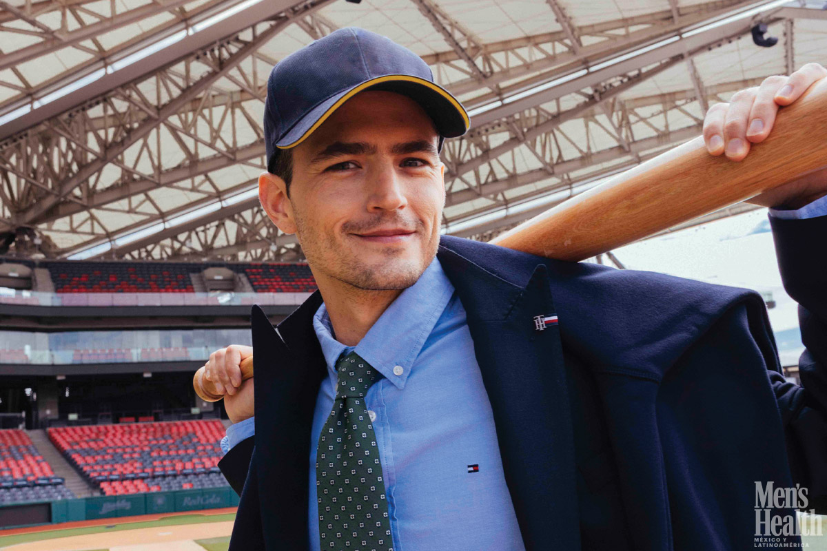 martín barba sosteniendo un bat de baseball